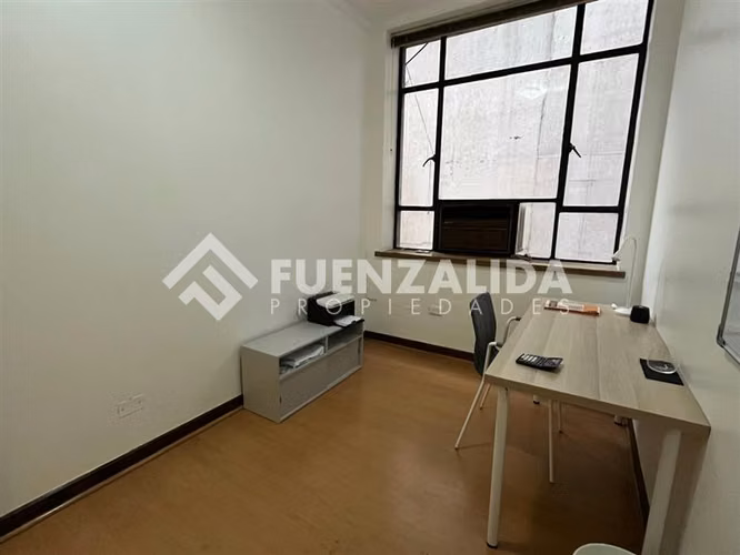 Oficina con Recepción y 3 privados, en arriendo en Santiago