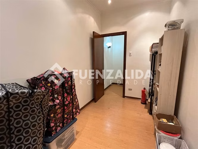 Oficina con Recepción y 3 privados, en arriendo en Santiago
