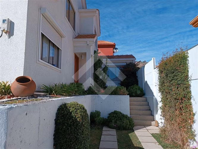 Casa en venta de 4 dorm. en La Florida