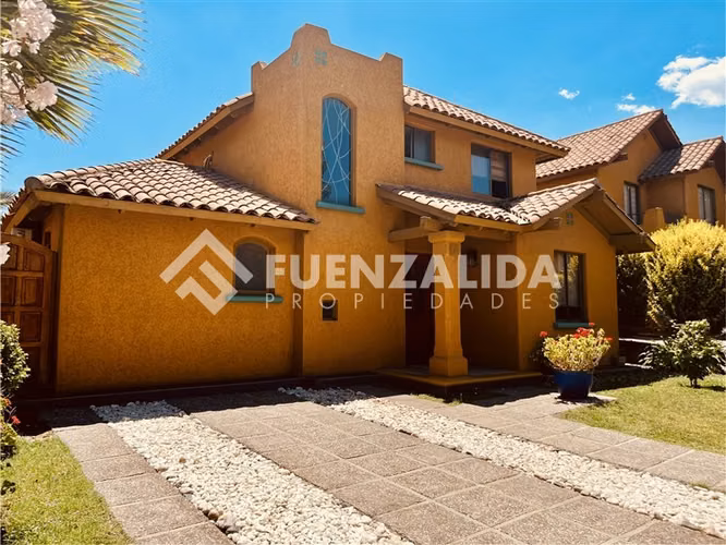 Casa en venta de 4 dorm. en Peñalolén
