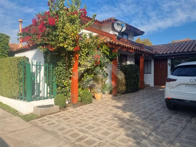 Excelente casa en venta de 4 dorm. en Peñalolén