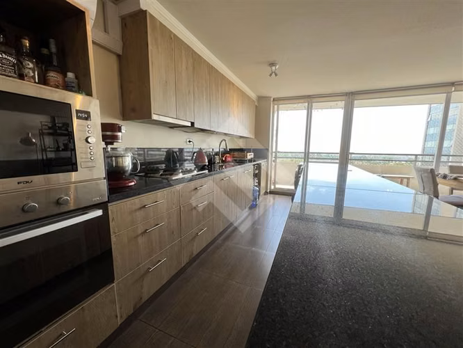 Amplio departamento en venta de 4 dorm. en Peñalolén