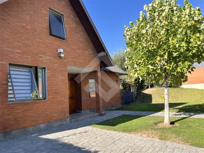 Casa venta de 4 dorm. estar, piscina, quincho, en Peñalolén