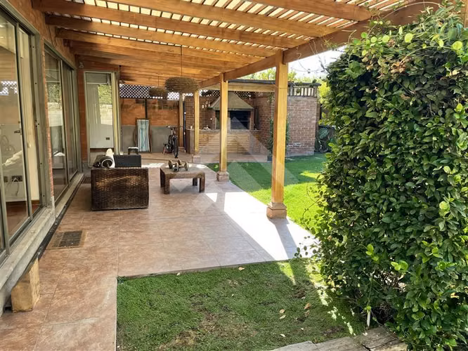 Casa venta de 4 dorm. estar, piscina, quincho, en Peñalolén