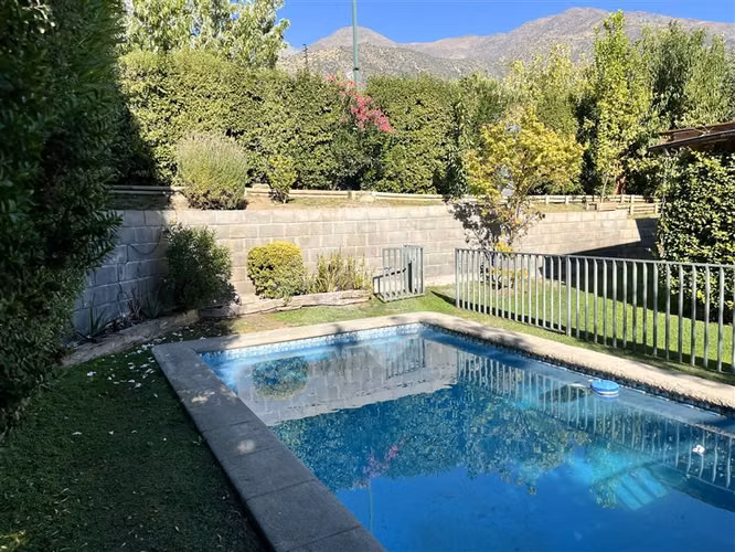 Casa venta de 4 dorm. estar, piscina, quincho, en Peñalolén