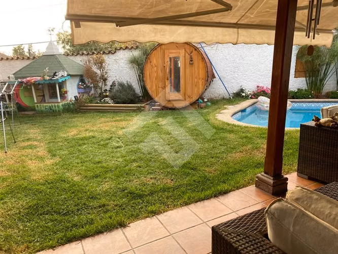 Casa en venta de 5 dorm. en La Reina