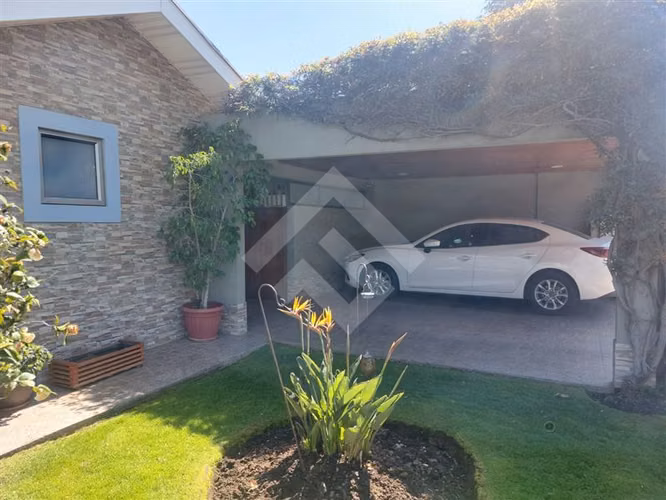 Casa en venta de 5 dorm. en Peñalolén