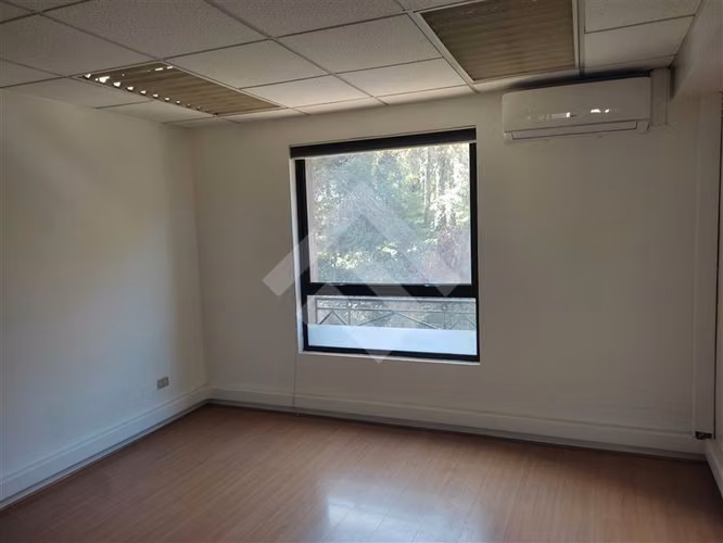 Oficina en arriendo frente al cerro Santa Lucia