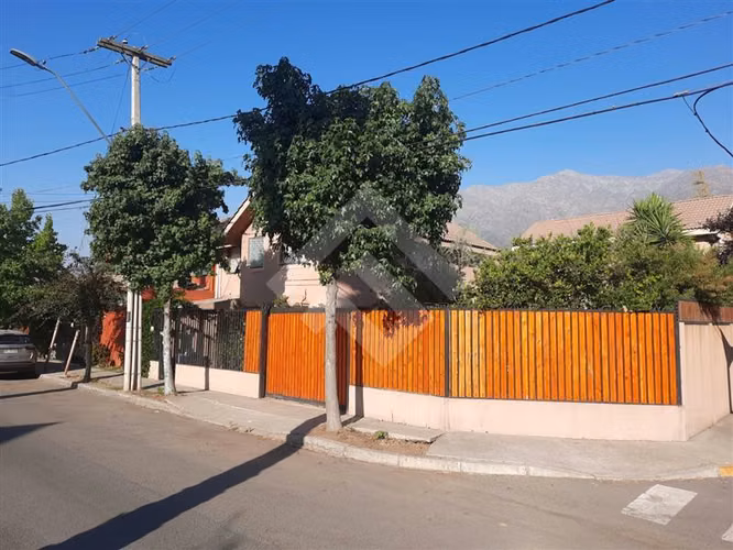 Casa en venta de 5 dorm. en Peñalolén