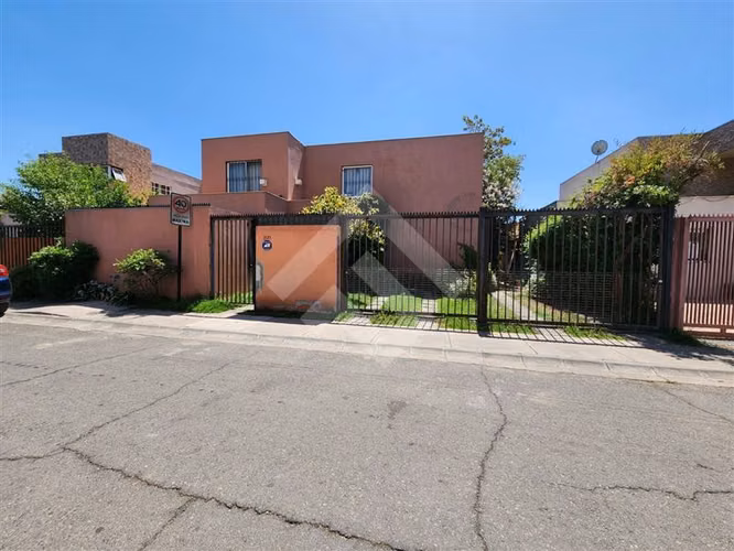 Casa en venta de 5 dorm. en Peñalolén