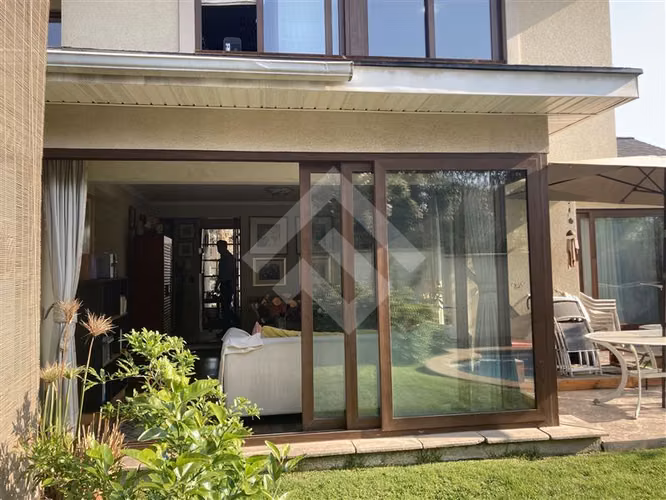 Casa en venta de 4 dorm. en Peñalolén