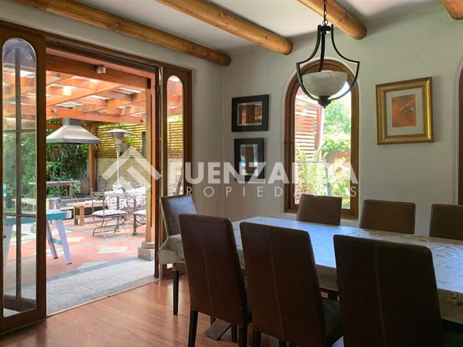 Casa en venta de 4 dorm. y gran terreno en Las Condes