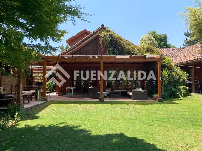 Casa en venta de 4 dorm. y gran terreno en Las Condes