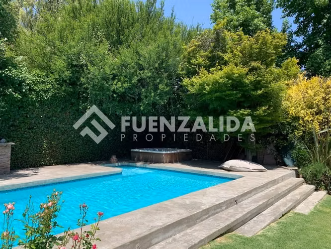 Casa en venta de 4 dorm. y gran terreno en Las Condes