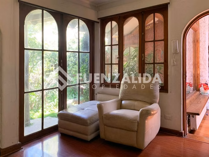 Casa en venta de 4 dorm. y gran terreno en Las Condes