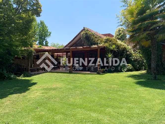 Casa en venta de 4 dorm. y gran terreno en Las Condes