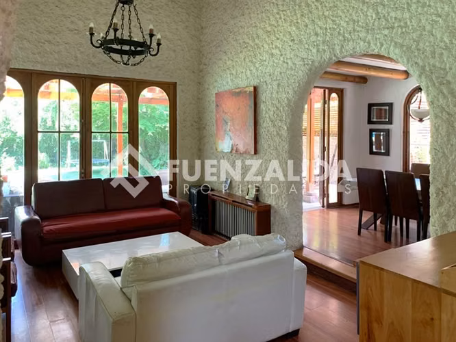 Casa en venta de 4 dorm. y gran terreno en Las Condes