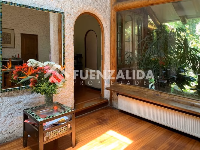 Casa en venta de 4 dorm. y gran terreno en Las Condes