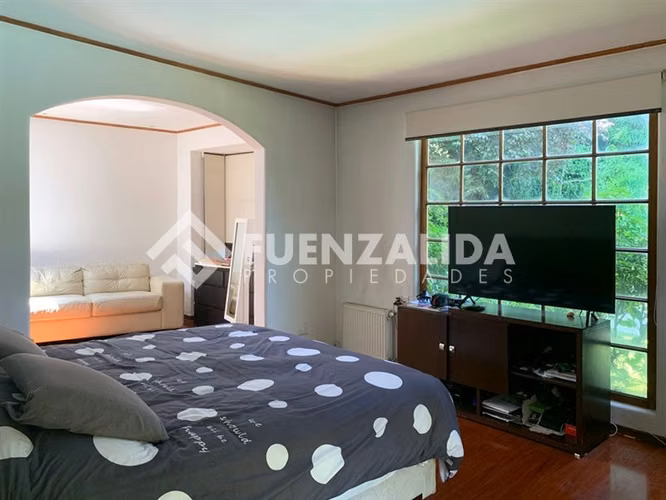 Casa en venta de 4 dorm. y gran terreno en Las Condes