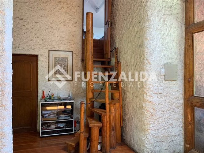 Casa en venta de 4 dorm. y gran terreno en Las Condes