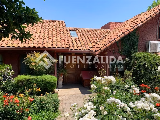 Casa en venta de 4 dorm. y gran terreno en Las Condes