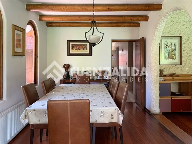 Casa en venta de 4 dorm. y gran terreno en Las Condes