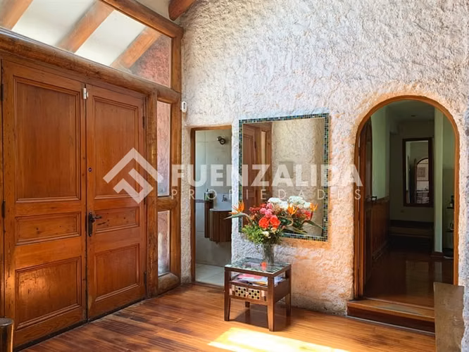 Casa en venta de 4 dorm. y gran terreno en Las Condes
