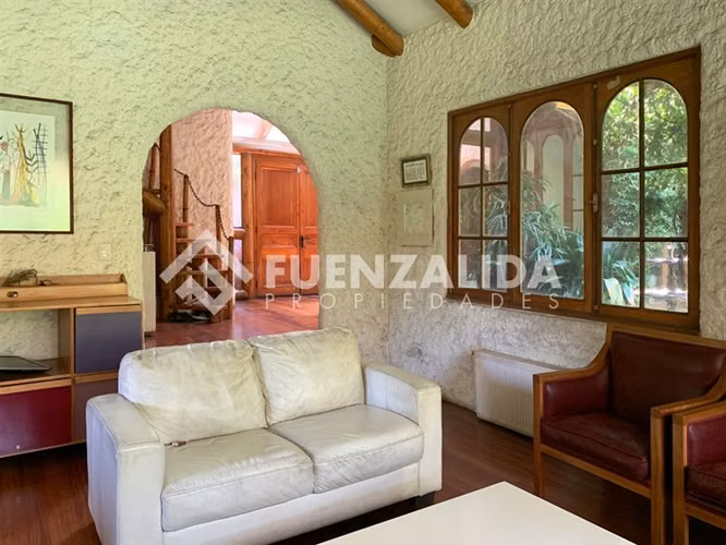 Casa en venta de 4 dorm. y gran terreno en Las Condes