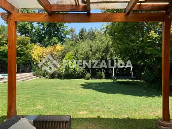 Casa en venta de 4 dorm. y gran terreno en Las Condes