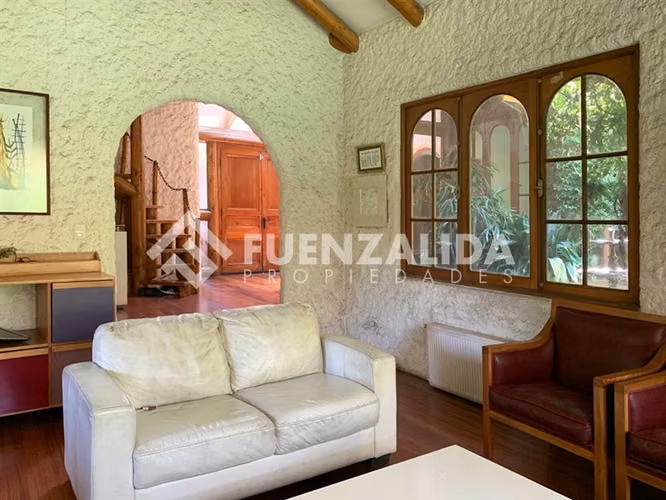 Casa en venta de 4 dorm. y gran terreno en Las Condes