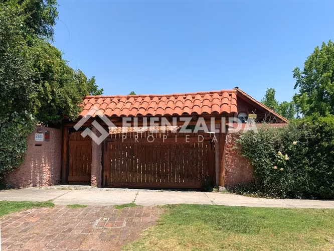 Casa en venta de 4 dorm. y gran terreno en Las Condes
