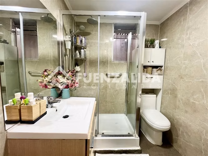 Casa en venta de 4 Dorm + Serv. 300 M2. en Las Condes