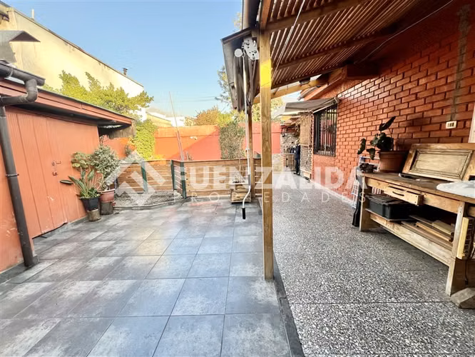 Casa en venta de 4 Dorm + Serv. 300 M2. en Las Condes