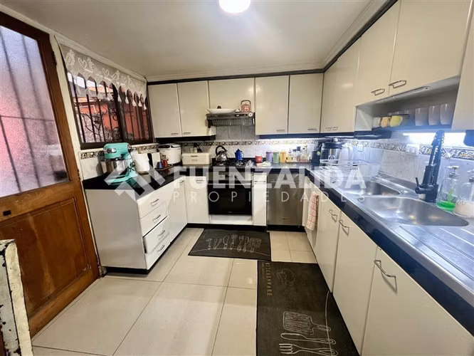 Casa en venta de 4 Dorm + Serv. 300 M2. en Las Condes