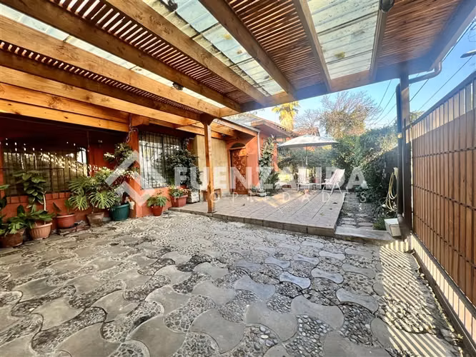 Casa en venta de 4 Dorm + Serv. 300 M2. en Las Condes