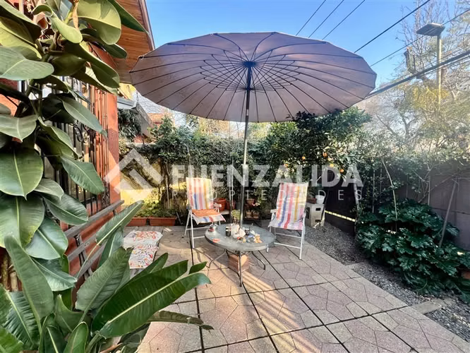 Casa en venta de 4 Dorm + Serv. 300 M2. en Las Condes
