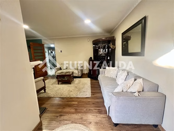 Casa en venta de 4 Dorm + Serv. 300 M2. en Las Condes