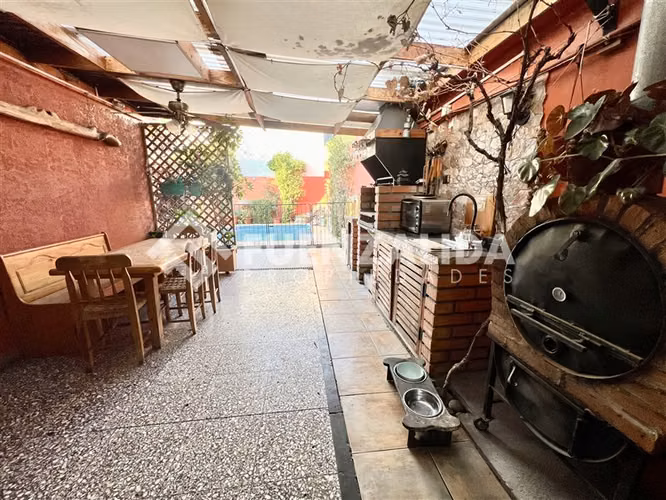 Casa en venta de 4 Dorm + Serv. 300 M2. en Las Condes
