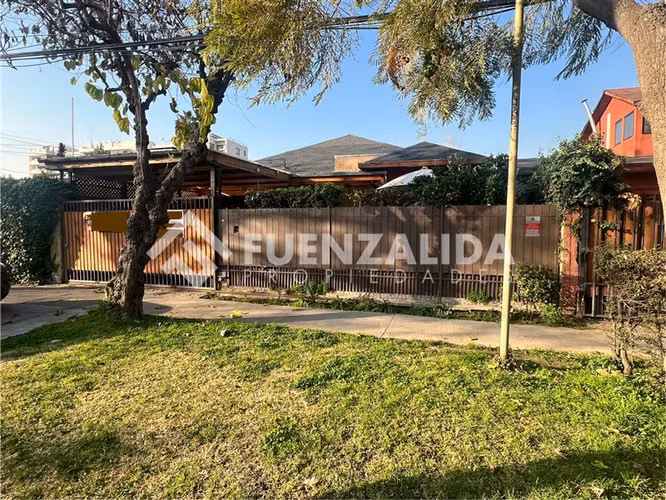 Casa en venta de 4 Dorm + Serv. 300 M2. en Las Condes