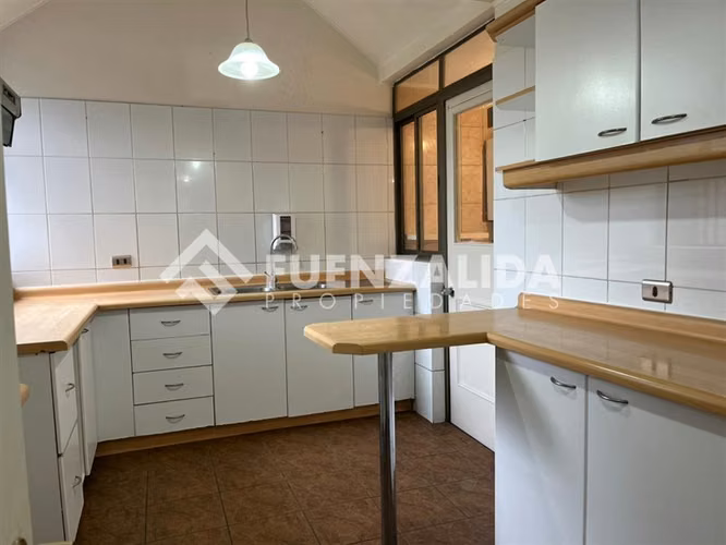 Casa con extensión para emprendimiento en Avenida Austral