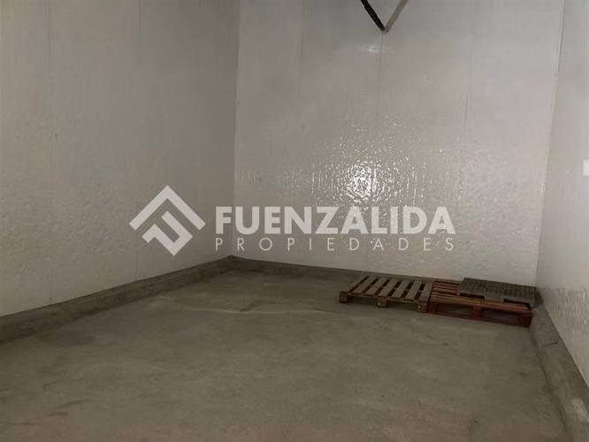 Local Comercial en arriendo con 2 cámaras frigoríficas