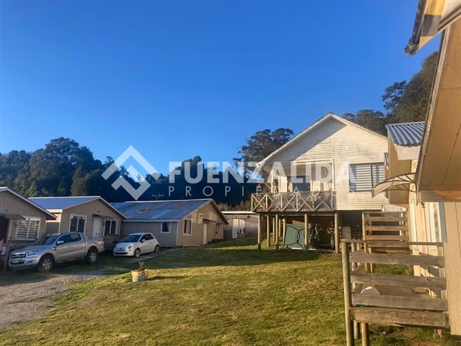 Parcela 5000 mts2 con 2 casas y 5 cabañas en Piedra Azul