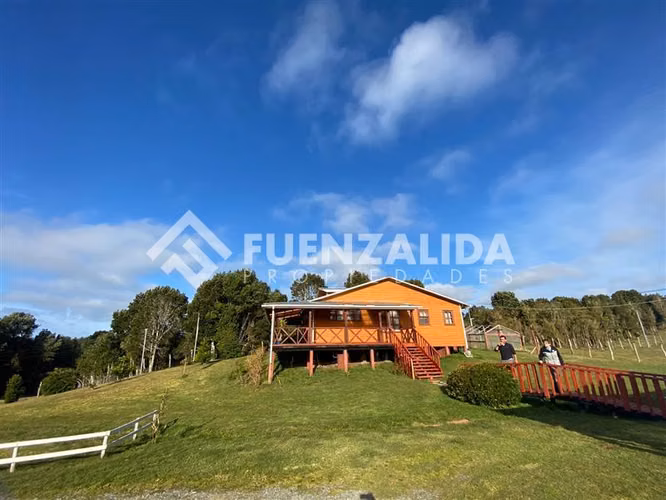 Casa en venta de 3 dorm. junto a 2 cabañas en Chacao