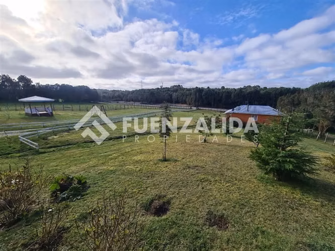 Casa en venta de 3 dorm. junto a 2 cabañas en Chacao