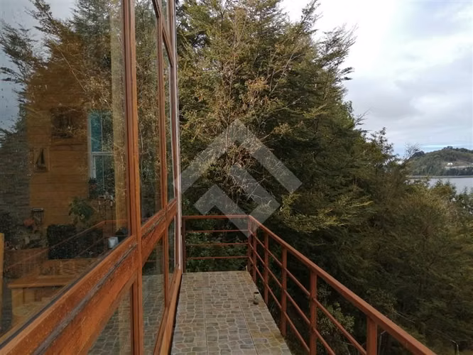 Casa en venta de 7D. en Calbuco, 6,85 Ha con cabañas y tinas