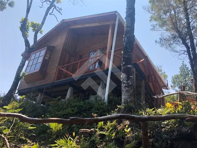 Casa en venta de 7D. en Calbuco, 6,85 Ha con cabañas y tinas
