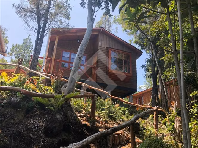 Casa en venta de 7D. en Calbuco, 6,85 Ha con cabañas y tinas