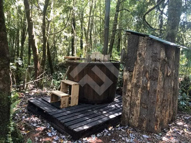 Casa en venta de 7D. en Calbuco, 6,85 Ha con cabañas y tinas