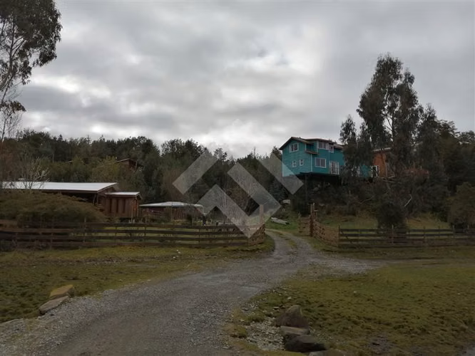 Casa en venta de 7D. en Calbuco, 6,85 Ha con cabañas y tinas