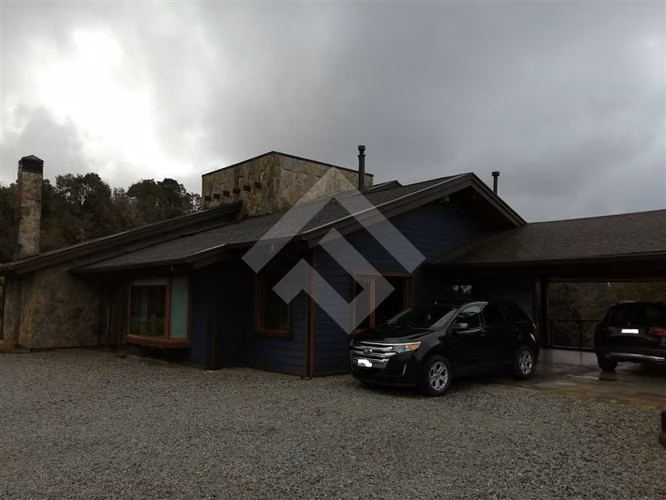 Bella Casa en Parcela a la venta de 4 dorm. en Puerto Montt